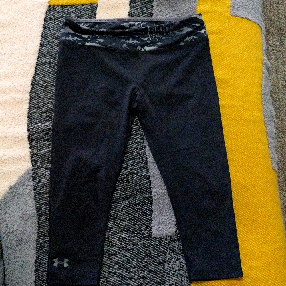 **Under Armour** Small BLACK Fitted Capri Leggings